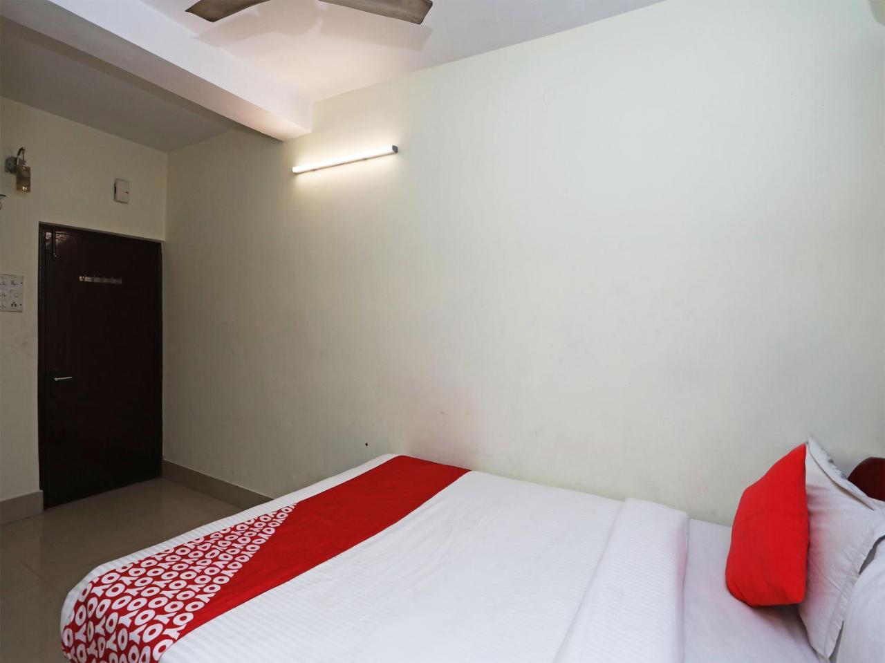 Oyo 13906 Vinita Inn Santragachi Bagian luar foto