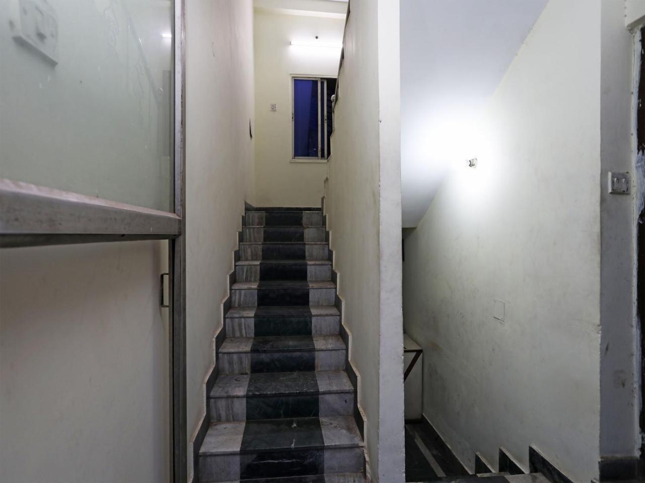 Oyo 13906 Vinita Inn Santragachi Bagian luar foto