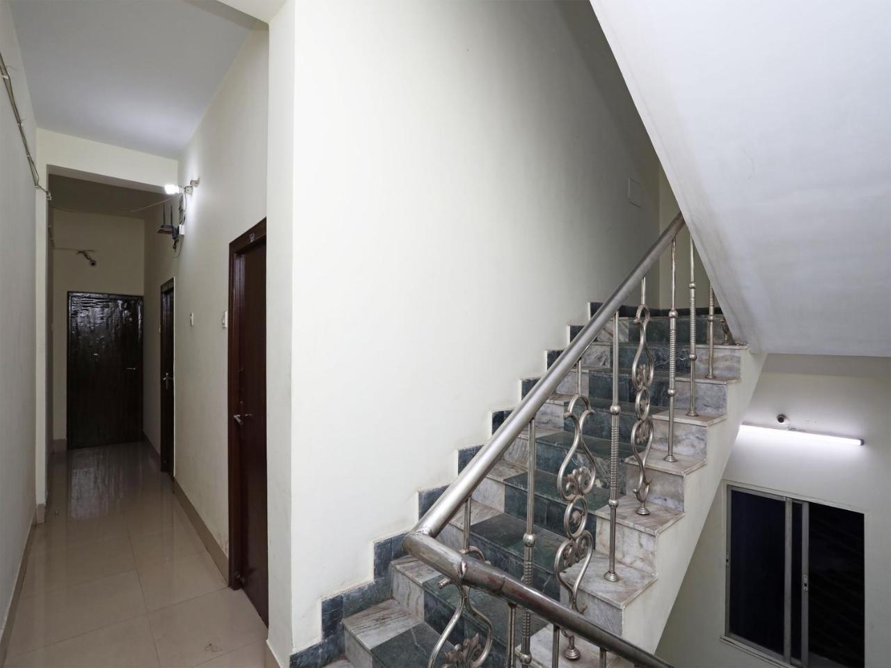 Oyo 13906 Vinita Inn Santragachi Bagian luar foto